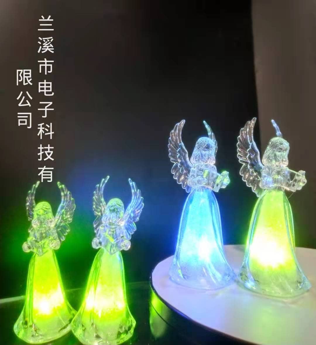 七彩发小天使拿书本